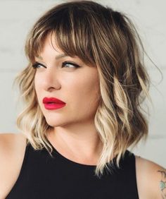 Schaggy Bob mit Pony gehort zu den trendigen Frauenfrisuren Wispy Side Swept Bangs Medium Hair, Modern Shag Haircuts, A Shag Haircut, Modern Shag Haircut, Short Haircuts With Bangs, Modern Shag, Waterfall Braids, Haircut Styles For Women, Shag Haircuts