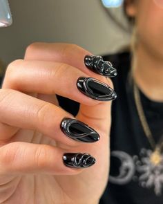 Gilberto Osorio on Instagram: "🖤🖤🖤 Relieves en Color Negrito son otro nivel🤍" Black And Silver Short Nails Ideas, Wedding Black Nails, Dark Color Nail Art, Black Nails With Art, Black Nail Designs Almond Shape, Funky Black Nails, Sci Fi Nails, Chic Black Nails, Short Cool Nails