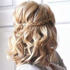 Half up half down braided wedding hair style for short hair. Short Braids, Medium Long Hair, Peinados Fáciles Para Cabello Corto, Styling Inspiration, Boho Hairstyles, Short Curly Hair