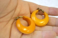 "Vintage 1940s Butterscotch Bakelite hoop clip earrings. In good condition, with very little wear, just a little light surface wear. Each measures 1/4 - 3/8\" wide and 1.25\" in diameter. ---> If you need an order shipped by a particular date or shipped via a quicker method, please ask PRIOR to purchase to see if we can accommodate that request. Visit the rest of our shop for more goodies ---> https://www.etsy.com/shop/BlackbirdAntiquesNC Visit our shop policies page for sizing info, shipp Christmas Applique, Liz Claiborne, Clip On Earrings, Vintage Outfits, Etsy Earrings, Floral Prints, Hoop Earrings, Etsy Gift Card, Drop Earrings