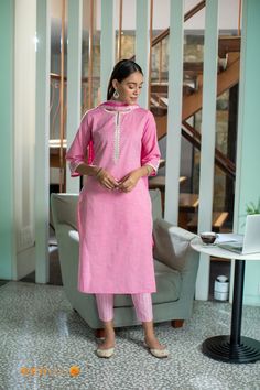 Workwear Staples, Suit Poses, Designer Dresses Elegant, Arab Dress, Kurti Styles, Cotton Tops Designs, Ethnic Suit, New Kurti Designs, Suit Ideas