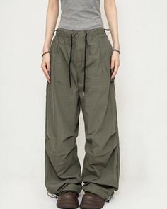 Wide cargo pants with a baggy silhouette and a trendy feel.

The material is suitable for all seasons and is sure to be popular.

The overall silhouette is easy to decide, and the long length makes it look stylish.
◾️Model
Height/Weight：160cm(62.9in)/44kg(97.lb)
Fitting Size：S



Size (cm)
Length
Waist
Hip


XS
98
76
116


S
100
80
120


M
102
84
124


L
104
88
128


XL
106
92
132 Wide Cargo Pants, Summer Pants Women, Cargo Pants Women, Coffee Colour, Height And Weight, Long Length, Skirt Pants, Model Height, Army Green