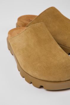 Brown Clogs, Mens Clogs, Walking On Sunshine, Camper Shoes, Old Shoes, Women's Clogs, Shoes Heels Wedges, Good Style, Boys Boots