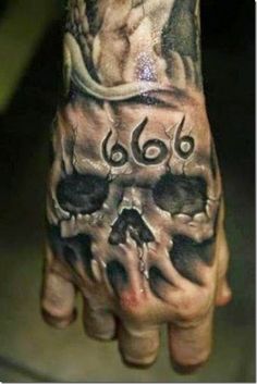 Skull Face Tattoo, Tattoo Crane, Tattoo Main, Herren Hand Tattoos, Tatoo 3d, Skull Hand Tattoo, Evil Tattoos, Skeleton Tattoos, Geniale Tattoos