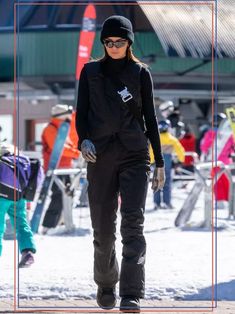 Kendall Jenner The North Face Pants Snowboard Outfit Women, Black Ski Outfit, Snowboarding Outfit Women's, Snow Outfits For Women, Ski Outfit For Women, Snow Fits, Snowboarding Pants