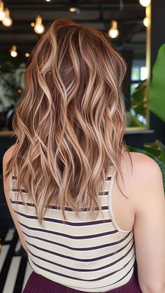 20 Stunning Chunky Highlights Ideas for a Bold, New You Chunky Blended Highlights, Blonde Chunks, Golden Highlights Brown Hair, Hair Colors Highlights, Brunette With Blonde Highlights, Chunky Blonde Highlights, Hair Color Plum, Haircuts Medium, Bob Hair Color