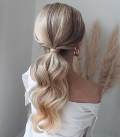 Ponytail Hairstyles Low, Easy Ponytails, Cabelo Pin Up, Up Ponytail, Bridal Ponytail, Low Ponytail Hairstyles, Tail Hairstyle, Hairstyle Easy, High Ponytail Hairstyles