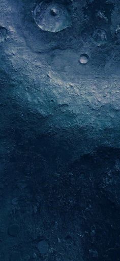 an image of some water and rocks in the dark blue sea with white dots on it