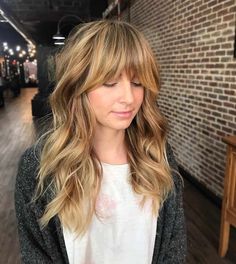 Super pretty beach waves and curtain bangs on a woman with a round face. If you have a round face, the perfect hairstyle is essential! Here are the absolute best hairstyles for round faces in the world right now! Hair Shag, Blow Hair, Tousled Hair, Blowout Hair, Long Hai, Shag Haircut, Long Hair With Bangs