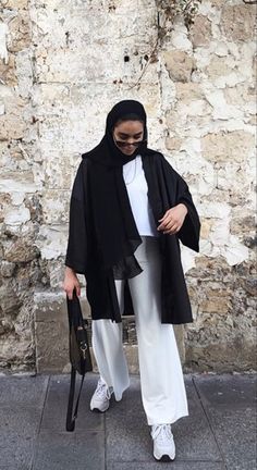 Travel Outfit Modest, Travel Outfit For Hijab, Travel Outfit Summer Hijab, Hijab Travel Outfits, Modest Travel Outfit, Casual Sporty Outfits, Hijab Fashion Summer, Modest Casual Outfits, Blazer Outfits Casual