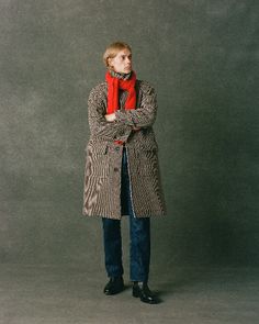 Our latest lookbook features the return of a new batch of exclusive Rocky Mountain Featherbed down outerwear in tonal colours and natural fabrics, born in Wyoming and built in Japan, along with multi-stripe Shetland knitwear straight from the weather-beaten Outer Hebrides, soft-shouldered tweeds, our Italian-made raglan overcoats in dark wool herringbone, and colourful printed scarves sourced from the Drake’s archive and applied meticulously to wool, silk and cotton. Winter Scarves Outfits, Marketing Outfit, Winter Coats Men, Ivy Fashion, Long Coat Outfit, Printed Scarves, Grandpa Style, Outer Hebrides, Winter Lookbook