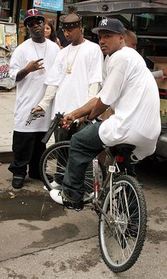 Dipset Diplomats 2000s, 90s Black Men Fashion, 2000’s Outfit, Hiphop Photography, Gangster Outfit, Newspaper Wallpaper, Cultura Hip Hop