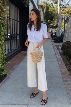 Estos Looks Con Pantalones Blancos Anchos Definitivamente Te Inspirarán – Cut  Paste – Blog de Moda Work Outfits Frauen, Look Office, Chic Summer Outfits, Cool Summer Outfits, Fashion Blogger Style, Fashion Weeks, Work Outfits Women