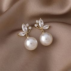 Pearl Pendant Earrings, Large Pearl Earrings, Crafted Earrings, White Pearl Earring, Bride Hair Accessories, Vintage Pearls, Copper Plated, Pearl Stud Earrings, Pearl Size