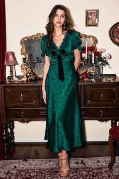 Product Details Be elegant and chic in this eye-catching Serita Jacquard Satin Maxi Dress, crafted from luxurious satin which is fully lined and decorated with delicate rose bows. The V neckline adds an air of sophistication while the vibrant green shade will make you stand out from the crowd. Flaunt your sophistication with this timeless piece. Satin ,Fully lined V Neckline Decorated with rose bows The Fabric 100% Polyester Machine cold washable, lay ，flat to dry Fit Guide Marina Size S model i Luxury Satin Dressy Dresses, Luxury Lined Chic Maxi Dress, Luxury Chic Lined Maxi Dress, Luxury Satin Fitted Dress For Dinner, Luxury Chic Satin Dress For Dinner, Luxury Maxi Dress For Party, Chic Luxury Lined Maxi Dress, Luxury Fitted Satin Dinner Dress, Luxury Green Satin Party Dress