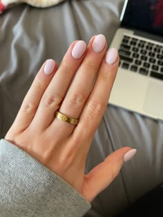 Short almond dip powder nails Nail Inspo For Small Nails, Short Nail Inspo Neutral, Rounded Neutral Nails, Oval Nail Shape Short, Short Shalac Nails, Soft Almond Nails Short, Short Almond Oval Nails, Oval Short Gel Nails, Gel Manicure No Acrylic