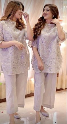 Friend Sketches, Dope Captions, Shadi Dress, Eid Ideas, Eid Outfit Ideas, Plain Kurti, Dress Designs For Girls, Pakistani Women Dresses, Girls Dresses Sewing