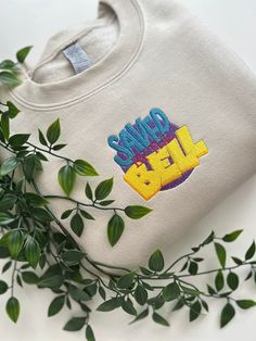 "For the perfect vintage look, Our 90s inspired embroidered sweatshirt. Saved by the bell embroidered sweatshirt. Choose from a selection of coloured sweatshirts. Pre-shrunk, heavy blend crew neck sweatshirt. Sizing- For the oversized look, we recommend sizing up! S -34/36\" M -38/40\" L -42/44\" XL -46/48\" This is a unisex garment - the rough approximations of sizes compared to UK Dress Sizes is: Small - 12, Medium- 14, Large- 16, XL-18/20. This is a handmade product which could take 5 days to be processed and shipped. Thank you for being patient :)" 90s Embroidered Sweatshirt For Fall, 90s Embroidered Fall Sweatshirt, Colorful Sweatshirt, Saved By The Bell, Sweatshirt Vintage, Embroidered Sweatshirt, 90s Inspired, 90s Kids, Look Vintage