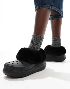 Klompjes van Crocs Stop maar met scrollen Instapper-stijl Imitatiebont afwerking Met kenmerkende Crocs branding Ademende ventilatiegaatjes helpen water en vuil weg te spoelen Het Croslite-voetbed vormt zich naar je voet voor een perfecte pasvorm en verbeterde ondersteuning van de voetboog Lichtgewicht plateauzool die niet afgeeft Maten weergegeven op de onderkant van alle Crocs zijn Amerikaanse maten Volg onze Britse maten voor de juiste pasvorm Crocs Logo, Stop Scrolling, Platform Clogs, Trainer Heels, Jane Dress, Leather Dresses, White Trainers, Maxi Dress Trend, Short Socks