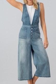 Deep v-neck wide leg denim jumpsuit. 100% Cotton Jean Refashion, Jumpsuit Denim, Jumpsuit Outfits, Denim Shirt With Jeans, Chic Winter Outfits, Wardrobe Tips, Outfits Chic, Nice Style, Chic Fashion