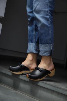 Clogs Outfits, Clogs Outfit, Basic Shoes, Clogs Style, Walking Sandals, Shoe Inspiration