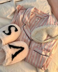 aurora aesthetic | sleeping beauty Victoria Secret Pyjamas, Victoria's Secret Aesthetic, Pijamas Women, Pink Lifestyle, Instagram Baddie, Victoria Secret Pajamas, Vs Angels, Foto Poses