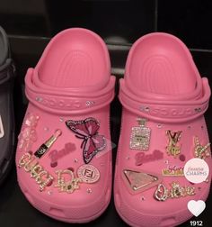 Light Pink Crocs With Charms, Designer Crocs Charms, Pink Crocs With Jibbitz, Jibbitz Crocs Ideas, Jibbitz Ideas, Designer Crocs, Cool Crocs