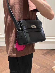 Hello, this is beauty fashion ~:)) ✈️ More fashion, WhatsApp👇+8615018754260 - Kelly Messenger , upper body effect show for Men. So Nice ~ Hermes Bags For Men, Hermes Messenger Bag, Accessories Inspiration, Hermes Kelly Bag, Kelly Bag, Purple Label, Grab Bag, So Nice