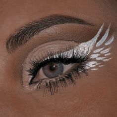 Light Fury Makeup, Angel Aesthetic Makeup, Bird Eye Makeup, Cherub Makeup, Bird Hairstyles, Snake Eyeliner, Fantasy Eyeliner, Cute Eyeliner Looks, Abstract Eye Makeup