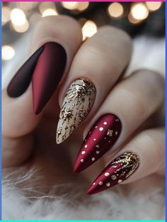 com essas unhas você vai arrasar! Almond Nails Festive, New Years Red Nails, Yuletide Nails, Christmas Nails Pointy, Stiletto Christmas Nails Designs, Christmas Nail Designs Almond, Almond Xmas Nails, Christmas Almond Nails Ideas, Nail Winter Designs