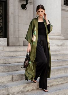 Outfit Kimono Largo, Green Kimono Outfit, Outfit Kimono, Modesty Dress, Long Silk Kimono, Estilo Hijab, Green Kimono, Kimono Outfit, Long Kimono