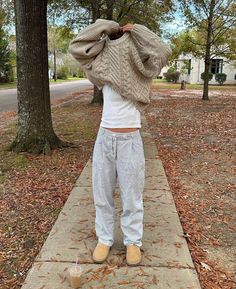 Uggs Outfit Ideas, Chilly Day Outfit, Headless Horseman Halloween, Outfit Ideas Oversized, Carving A Pumpkin, Birks Outfit, Cold Day Outfits, Farmers Market Outfit, Market Outfit