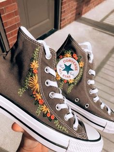 Embroidered Converse, Cute Converse, Estilo Hippy, Dr Shoes, Embroidery Shoes, Pola Sulam, Embroidered Shoes, 자수 디자인