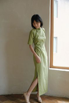 A simple and sweet 1930s style qipao 旗袍, made from lightweight and breathable fabrics. This cotton qipao features vintage sloping half sleeves that create a flattering fit, Chinese knot buttons, and lower side slits. Created to be loose around the waist, vintage cheongsams are not as constricting as modern cheongsams making them much more comfortable for everyday outfits. The Qing Ti 青提 Fresh Grape Qipao is versatile piece for any season and can be layered with any outerwear. The fabric is light Vintage Qipao, Modern Qipao Casual, Casual Qipao, Chinese Clothing Modern, Chinese Clothes, Vintage Cheongsam, Chinese Qipao Traditional, Modern Chinese Fashion, Modern Chinese Dress