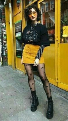 Pretty Punk, Look Grunge, Goth Outfit, Graduation Dresses, Yellow Skirt, Hipster Outfits, Grunge Look, Rock Punk, Punk Outfits