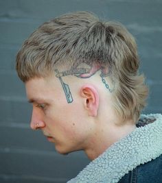 Mens Mullet, Modern Mullet Haircut, Mullet Fade, Mohawk Hairstyles Men, Haircut For Men, Date Hairstyles, Monochrome Makeup Look, Mullet Haircut, Modern Mullet