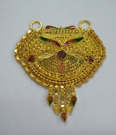 vintage 20kt gold pendant necklace from rajasthan india. great handmade design, good for jewelry collection.height max - 4.5 cm(1.77")width max. - 3.7 cm(1.45")weight - 5.4 gramsmaterial - 20kt solid yellow gold.RJ 22k Gold Temple Necklace Pendant For Festivals, Traditional Yellow Gold Temple Necklace With Pendant, Traditional Yellow Locket Jewelry, 22k Gold Pendant Temple Necklace For Festivals, 22k Gold Kundan Pendant Necklace For Diwali, Gold Kundan Pendant Temple Necklace, 22k Gold Kundan Pendant Necklace In Yellow Gold, Gold Necklace With Meenakari Round Pendant, Gold Meenakari Round Pendant Necklace