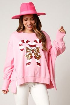 Tis the season! An adorable bubble gum oversized pink sweatshirt featuring wide ribbed cuffs, high low hem with side slits and open waistband. Adorned in red, white and gold sequins featuring candy cane and bow patches. Candy Cane Lane, Christmas Clothes, Cheap Christmas, Party Kleidung, Style Party, Style Upgrade, Christmas Outfits, Holiday Style, Fun Christmas