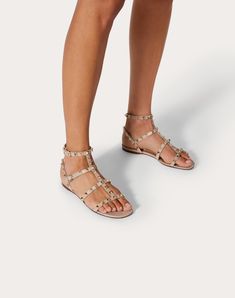 Rockstud Flat Calfskin Sandal With Straps for Woman in Poudre Valentino Flat Sandals, Valentino Rockstud Sandals, Rockstud Flats, Valentino Sandals, Woman In Black, Studded Sneakers, Oxford Sneakers, Valentino Rockstud, Boot Accessories