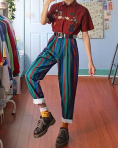 Look 80s, Doc Martens Outfit, 70s Inspired Fashion, 70s Outfits, 70’s Fashion, Retro Mode, Tomboy Fashion