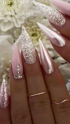 Long Stiletto Nails Design Classy, Cat Claw Nails, Gold Gel Nails, Smart Nails, Gold Acrylic Nails, Chrome Nails Designs, Pretty Nail Art Designs, Pearl Nails, Sparkle Nails