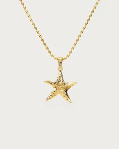 Dive into summer vibes with our Starfish Necklace 🌟🐚 Embrace the beachy charm with this stunning accessory. A symbol of seaside adventures and natural beauty. Get ready to make waves in style! Materials: 18k gold plated brass Measurements: 480mm/19" in length Future Jewelry, En Route Jewelry, Stella Marina, Starfish Necklace, Summer Lookbook