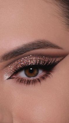 Grad Eye Makeup, Eye Shadow Inspirations, Eye Makeup Look Ideas, Glitter Eyeshadow Makeup Looks, Party Look Eye Makeup, Makeup Looks For Champagne Dress, Natural Party Makeup Looks, Smokey Wedding Eye Makeup, Blond Makeup Looks