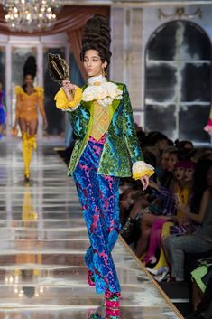 Moschino Runway, Angel Sanchez, Runway Fashion Couture, Runway Outfits, Stephane Rolland, Bright Fashion, Middle Age Fashion, Phoebe Philo, Quirky Fashion