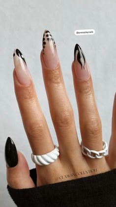 Black And White Nail, Kutek Disney, Unghie Sfumate, Her Nails, White Nail, Fake Nail, Neutral Nails, Minimalist Nails, Chic Nails