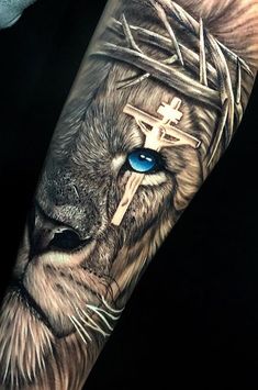 a lion with blue eyes and a crown on his head is shown in this tattoo