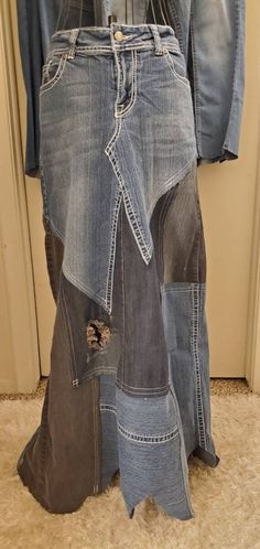 This long floor length denim maxi skirt is absolutely STUNNING! The mixture of denim with white double stitching makes the entire skirt POP! I added a few cotton/spandex patches to allow for easy wear and comfort.  Raw edges throughout and triangle cuts along the hem definitely makes this one-of-a-kind redesigned denim maxi skirt a show stopper.  UPcycled from quality jeans and double stitched for durability.  Happy shopping 😊 Hillbilly Wedding, Återvinna Jeans, Long Jeans Skirt, Artisanats Denim, Altering Jeans, Jean Diy, Recycled Clothes, Long Jean Skirt, Moda Denim