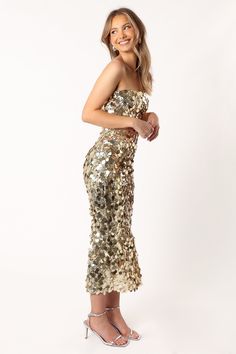 DETAILS
  This amazing sequin strapless dress is perfect for your next party. With a midi length and side split detail, you can show off your fashion-forward sense of style with ease. The side invisible zip will have you looking glamorous as soon as you slip it on!

sequin strapless dress
midi length
side invisible zip
side split detail
lined 


material - 100% polyester









SIZING


model is 5' 7" and wears a Size XS

model stats: bust - 30", waist - 24", hips - 35"















GARMENT Sequin Strapless Dress, Satin Dresses Long, Satin Dresses Long Sleeve, Hen Party Outfits, Bachelorette Party Dress, Black Tie Wedding Guests, White Dress Shoes, Resort Dresses, Essential Dress