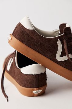 Fall Comfy Shoes, Brown Leather Sneakers Women Outfit, Womens Fall Shoes 2024, Fall Sneakers 2024, Trending Sneakers 2024 Women, Shoes That Match With Everything, Brown Sneakers Outfit Women's, Fall Work Shoes, Granola Shoes