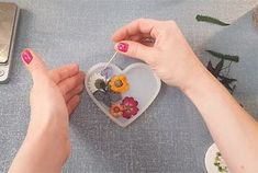 Tolle DIY-Idee: Blüten in Epoxidharz einbetten - Mein Eigenheim Epoxy Resin, Phone Ring, Floral Rings, Van, Electronic Products, Floral, Pins, Quick Saves, Art